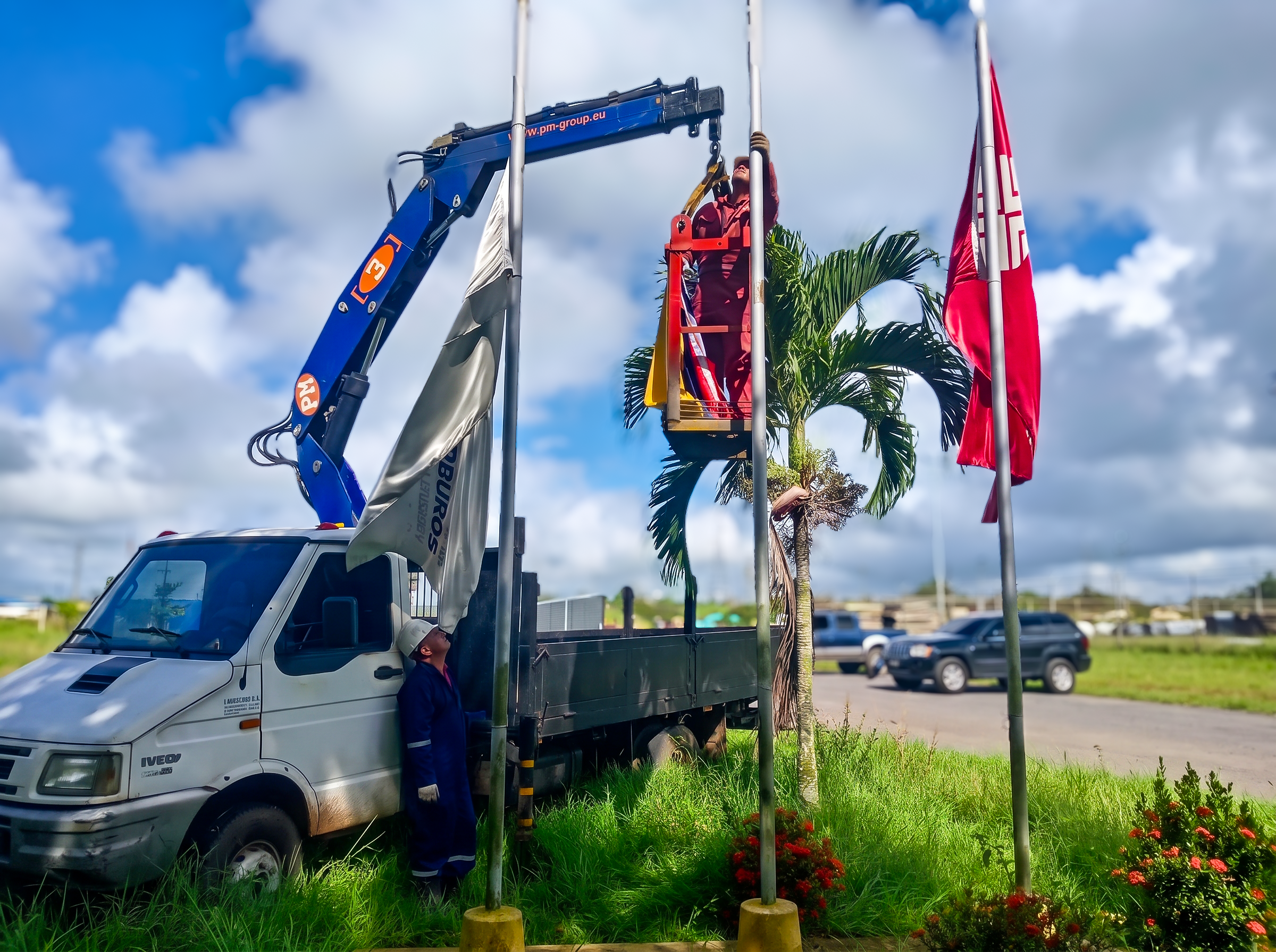 Equipo ejecutando una maniobra de izamiento con camión grúa