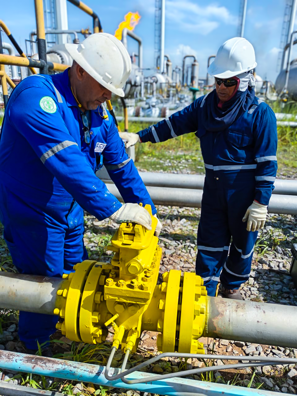 Técnicos trabajando sobre una válvula de una línea industrial